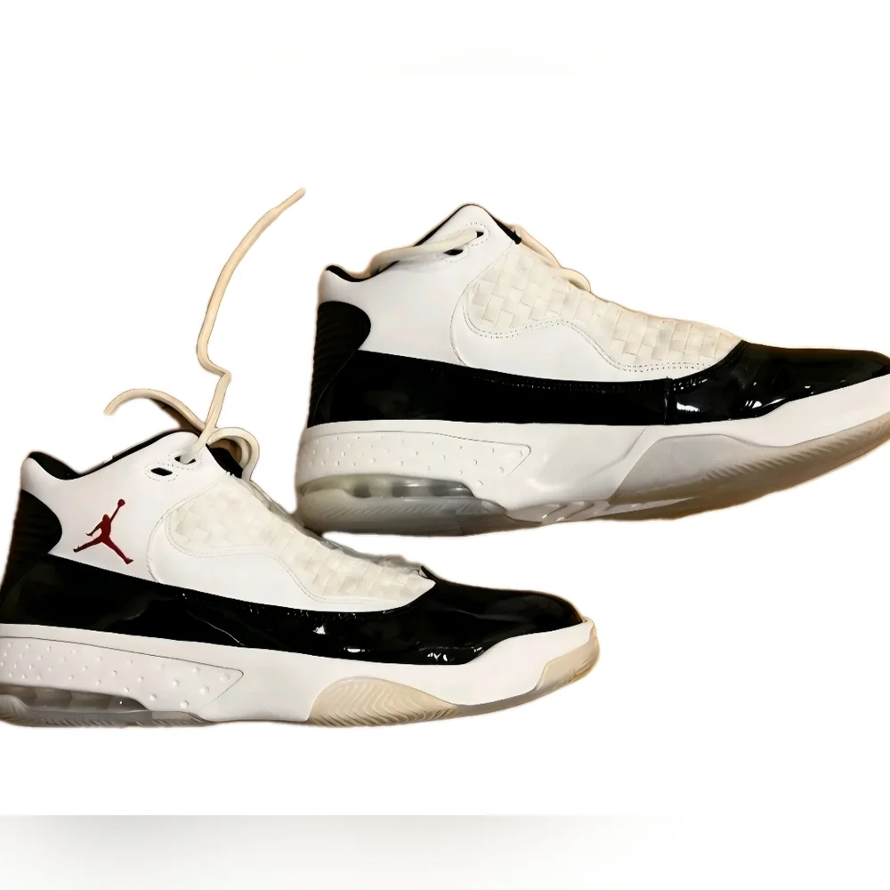 Air Jordan Max Aura 2 White / Black Men's Sneakers Size 9.5 (EUC) - Picture 4 of 9